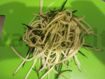 Salotas „Daržovės grietinėlės-česnako padaže“ Žingsnis 1