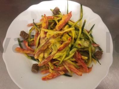 Salotas „Daržovės grietinėlės-česnako padaže“ pagrindine nuotrauka