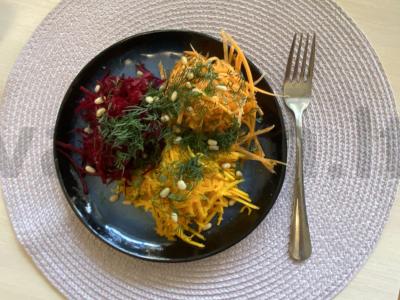 Vitaminų salotos su pušų riešutais pagrindine nuotrauka