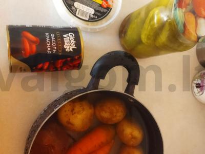 Vinegretas su raudonaisiais pupelėmis ir raudonuoju svogūnu Žingsnis 1