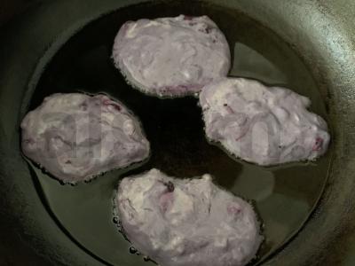 Vaikų varškės blynai su mėlynėmis Žingsnis 5