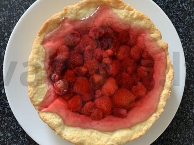 Smėlinis pyragas su braškėmis ir braškių želė pagrindine nuotrauka