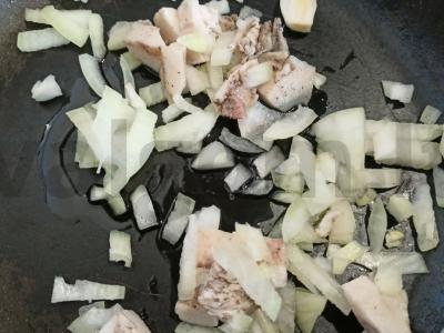 Kiaušinienė su šonine ir svogūnais pusryčiams Žingsnis 2