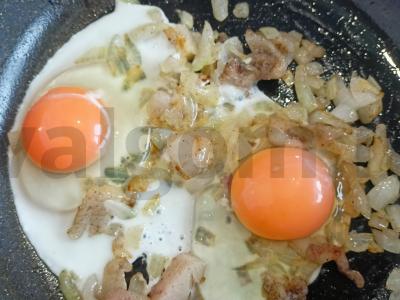 Kiaušinienė su šonine ir svogūnais pusryčiams Žingsnis 3