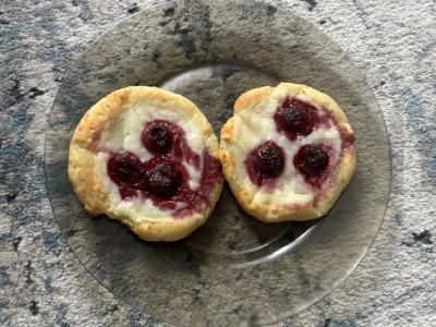 Varškės blyneliai su vyšniomis pagrindine nuotrauka