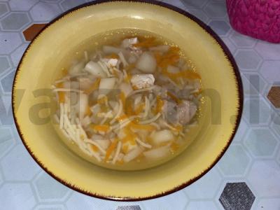 Vištienos sriuba su vermišeliais pietums pagrindine nuotrauka