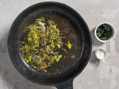 Lašišos ir špinatų pyragas sluoksniuotoje tešloje Žingsnis 1