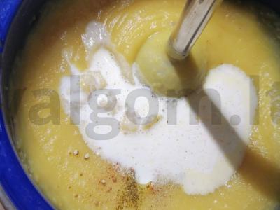 Moliūgų kreminė sriuba su bekonu pietums Žingsnis 4