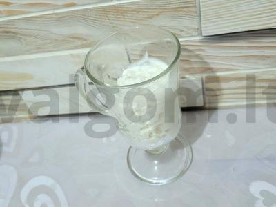 Naudingas varškės desertas su braškėmis, riešutais ir šokoladu Žingsnis 1