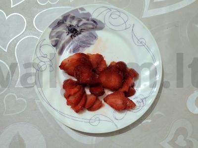 Naudingas varškės desertas su braškėmis, riešutais ir šokoladu Žingsnis 2