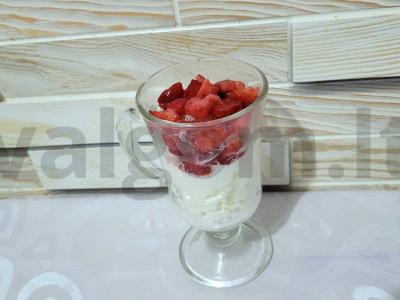 Naudingas varškės desertas su braškėmis, riešutais ir šokoladu Žingsnis 3