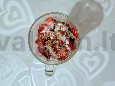 Naudingas varškės desertas su braškėmis, riešutais ir šokoladu Žingsnis 4