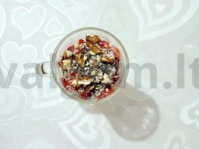 Naudingas varškės desertas su braškėmis, riešutais ir šokoladu Žingsnis 6