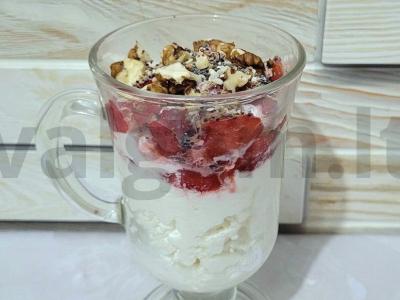 Naudingas varškės desertas su braškėmis, riešutais ir šokoladu pagrindine nuotrauka