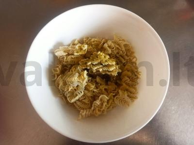 Salotos su vištiena ir greitai paruošiamomis makaronais Žingsnis 2