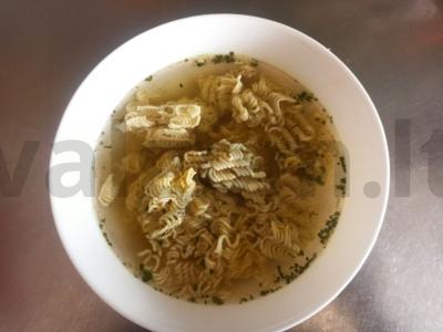 Salotos su vištiena ir greitai paruošiamomis makaronais Žingsnis 3