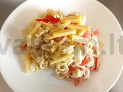 Salotos su vištiena ir greitai paruošiamomis makaronais pagrindine nuotrauka