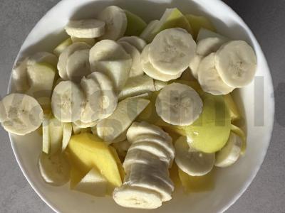 Vaisių salotos su kondensuotu pienu pagrindine nuotrauka