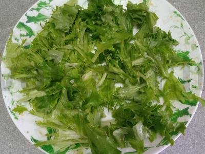 Salotos su krevetėmis, apelsinu ir spanguolėmis Žingsnis 1