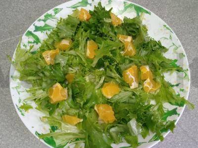 Salotos su krevetėmis, apelsinu ir spanguolėmis Žingsnis 2