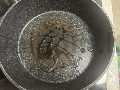 Vištienos kepenėlės, kepamos keptuvėje su svogūnais ir pupelėmis Žingsnis 1