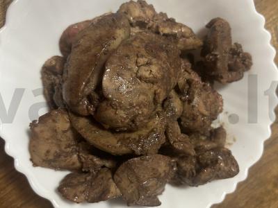 Vištienos kepenėlės, kepamos keptuvėje su svogūnais ir pupelėmis Žingsnis 3