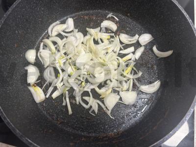 Vištienos kepenėlės, kepamos keptuvėje su svogūnais ir pupelėmis Žingsnis 4