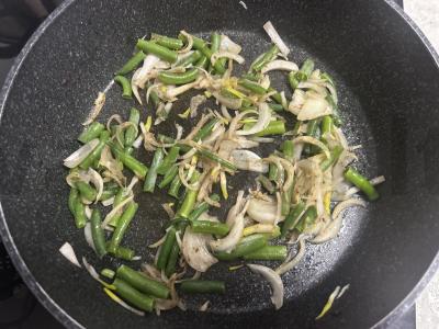 Vištienos kepenėlės, kepamos keptuvėje su svogūnais ir pupelėmis Žingsnis 5