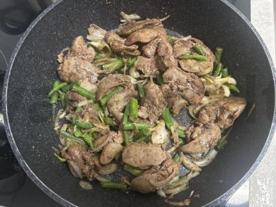 Vištienos kepenėlės, kepamos keptuvėje su svogūnais ir pupelėmis Žingsnis 6