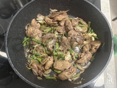 Vištienos kepenėlės, kepamos keptuvėje su svogūnais ir pupelėmis Žingsnis 7