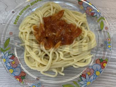 Spagečiai su bolonijos padažu vakarienei pagrindine nuotrauka