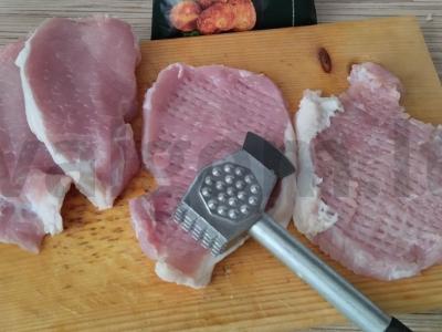 Kiaulienos kotletai su džiūvėsėliais Žingsnis 2