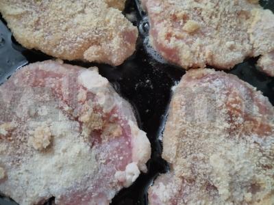 Kiaulienos kotletai su džiūvėsėliais Žingsnis 7