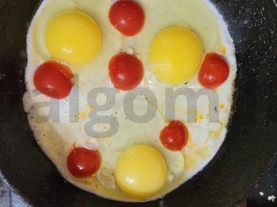 Ryški kiaušinienė su pomidorais ir baziliku Žingsnis 2