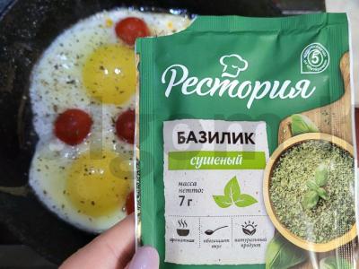 Ryški kiaušinienė su pomidorais ir baziliku Žingsnis 3