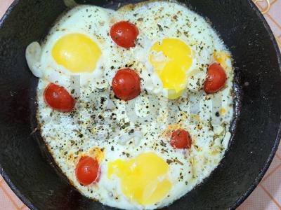 Ryški kiaušinienė su pomidorais ir baziliku pagrindine nuotrauka