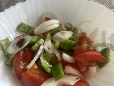 Vasaros salotos su pušų riešutų aliejumi pagrindine nuotrauka