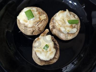 Įdaryti grybai su sūriu ir česnako padažu pagrindine nuotrauka