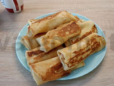 Įdaryti blynai su kumpiu ir sūriu pagrindine nuotrauka