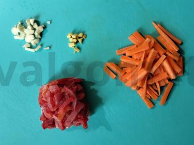 Aštrus funčozas su vištiena ir daržovėmis Žingsnis 3