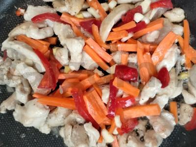 Aštrus funčozas su vištiena ir daržovėmis Žingsnis 5