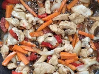 Aštrus funčozas su vištiena ir daržovėmis Žingsnis 6