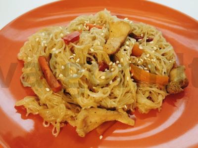 Aštrus funčozas su vištiena ir daržovėmis pagrindine nuotrauka