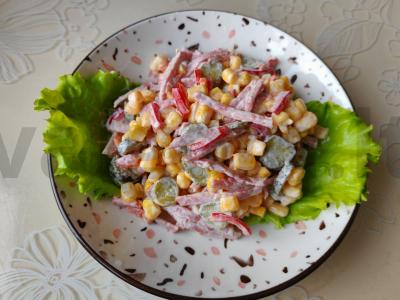 Salotas „Meksika“ su marinuotais agurkais ir kukurūzais pagrindine nuotrauka