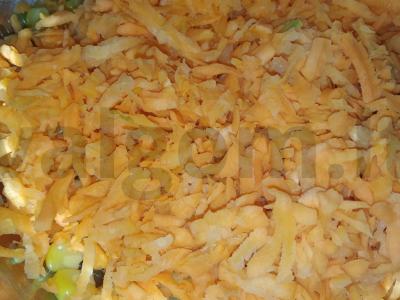 Krabų salotas su morkomis ir marinuotais agurkais Žingsnis 2