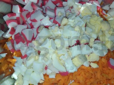 Krabų salotas su morkomis ir marinuotais agurkais Žingsnis 4