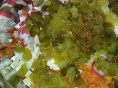 Krabų salotas su morkomis ir marinuotais agurkais Žingsnis 5