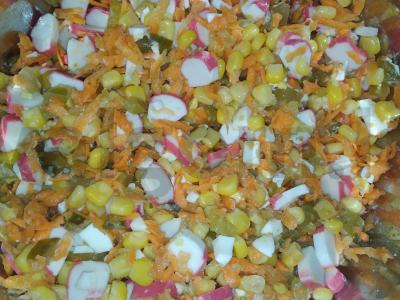 Krabų salotas su morkomis ir marinuotais agurkais pagrindine nuotrauka