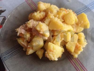 Auksinė troškinta bulvė pagrindine nuotrauka