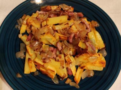 Kepta bulvė su šonine ir svogūnais pagrindine nuotrauka